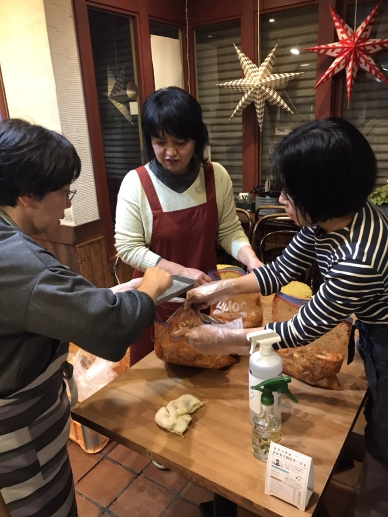 キムチづくりの会、キムチを揉み込む